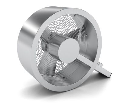 Silberner Stadler Form Q Ventilator mit Metallgehäuse und Schutzgitter für den Tischgebrauch.